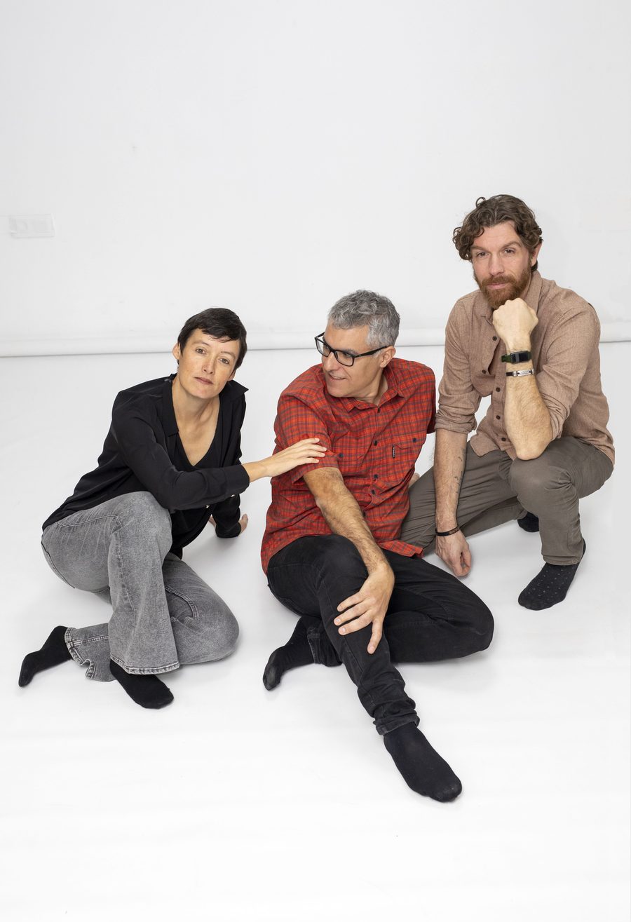 Els tres membres d'Atlàntic asseguts a terra. Foto: Carlos Bartual